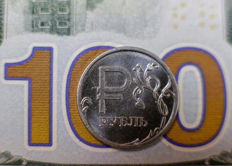 Офіційний обмінний курс долара в Росії вперше за останній рік подолав позначку в 100 рублів.